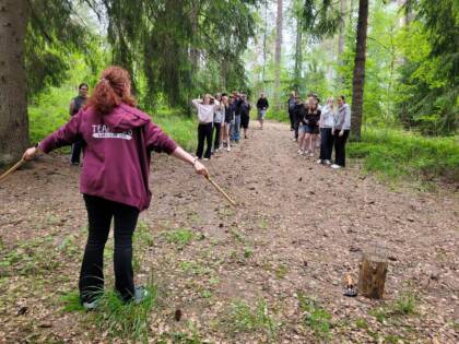 Nuoria odottamassa ohjeistusta leikkiin, TeamJob-huppariselkä