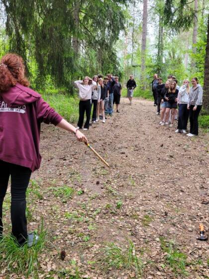 Nuoria odottamassa ohjeistusta leikkiin, TeamJob-huppariselkä