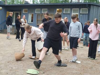 Rippikoululaiset loikkimassa Leirirannassa