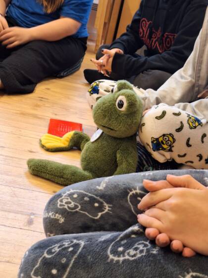 Kaksi nuorta tyttöä juoksee kaupunkimiljöössä hiukset hulmuten kohti auringonlaskua.