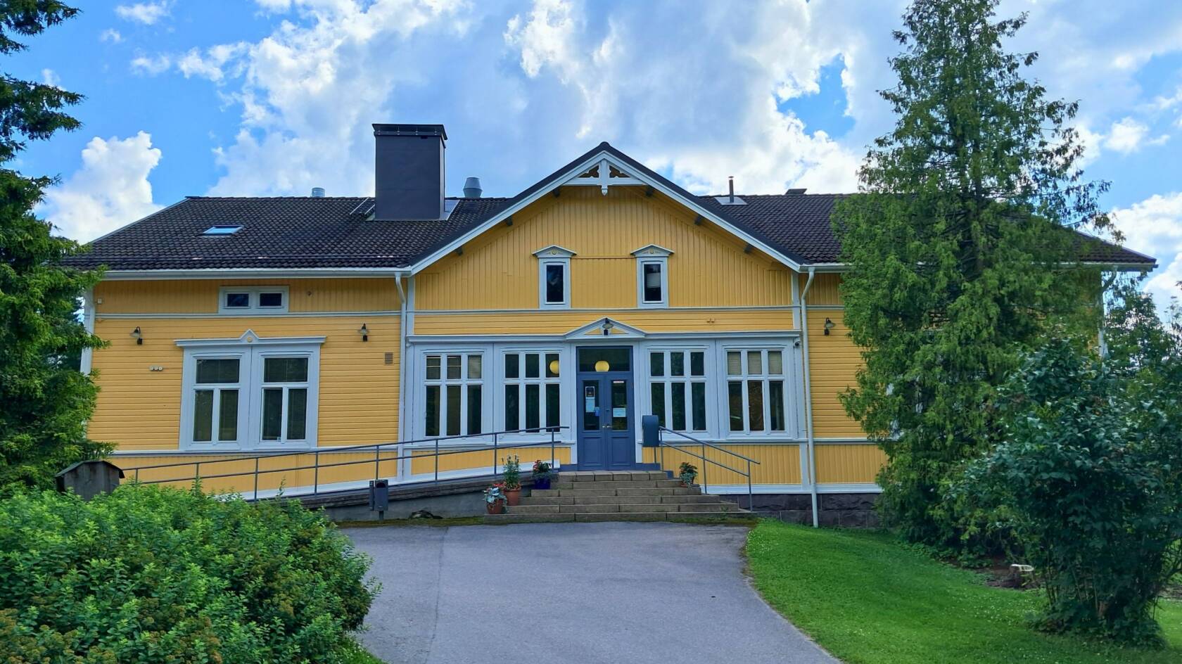 Karkkilan keltainen pappila, pihatie ja pihamaata