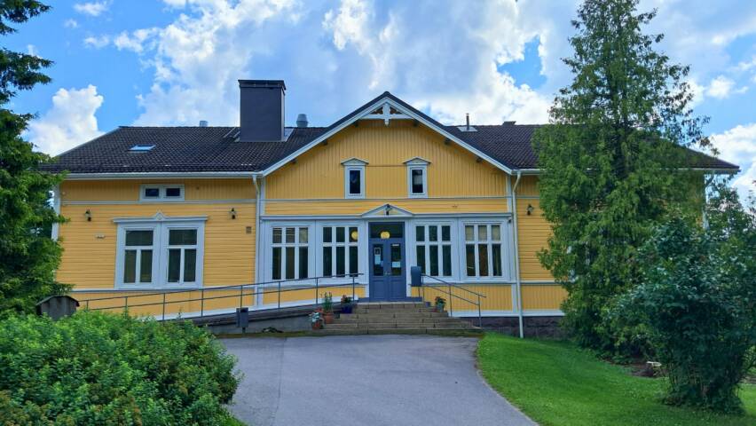 Karkkilan keltainen pappila, pihatie ja pihamaata