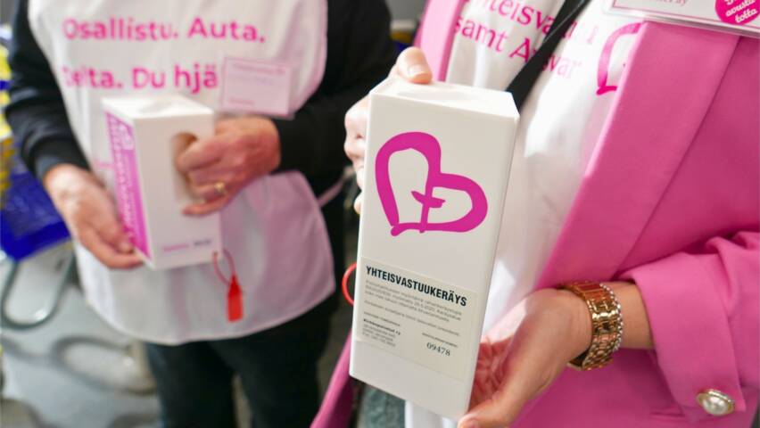 Kaksi henkilöä pitävät kädessään Yhteisvastuu-keräyslippaita.