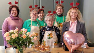 Pirttikahvilan iloiset vapaaehtoiset.