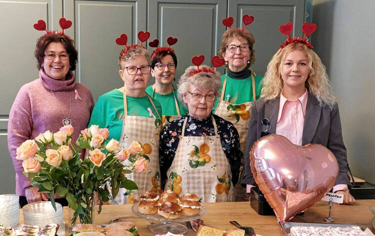 Pirttikahvilan iloiset vapaaehtoiset.