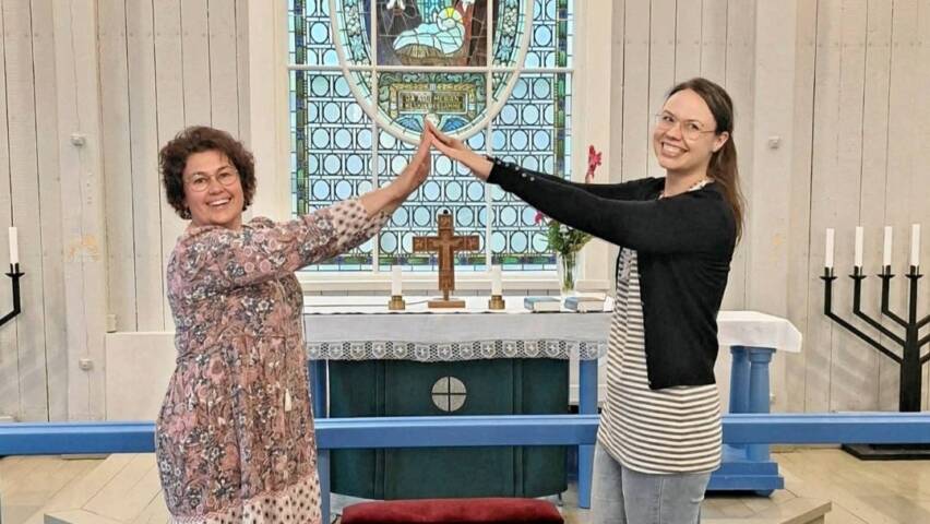 Annukka ja Petra kirkossa alttarin edessä