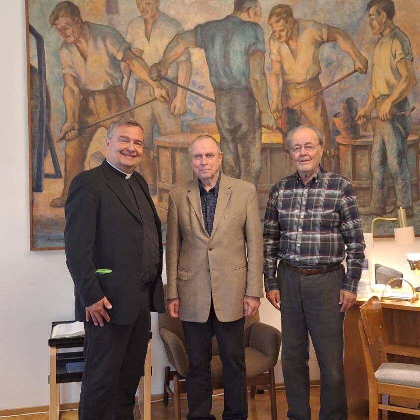 Kolme miestä, Mertsi Saarela, Pekka Visuri ja Martti Ericsson, seisovat maalauksen edessä.