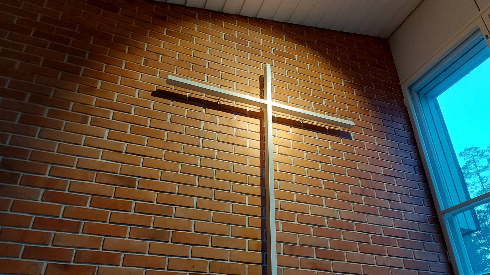 Risti kappelin seinällä