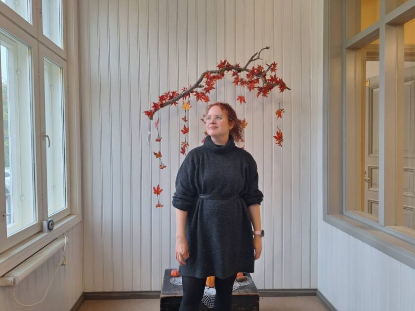 Kuva Saarasta, jossa pappilan syksykoristeet takana.