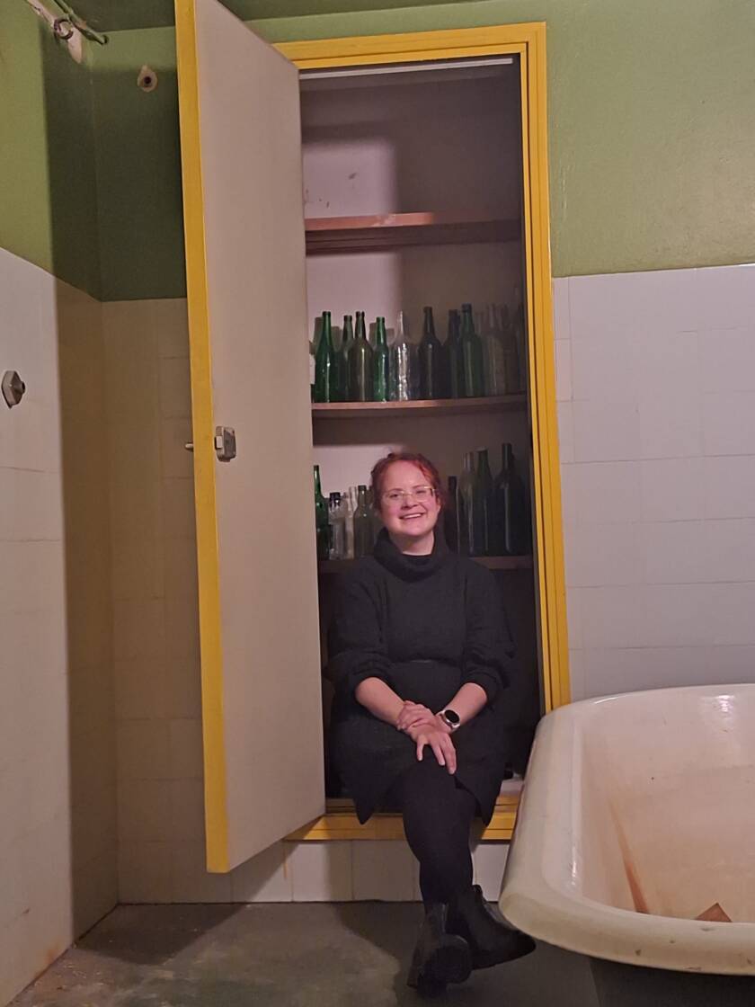 Saara istuu pappilan kellarin komerossa ja suunnittelee pakopeliä.