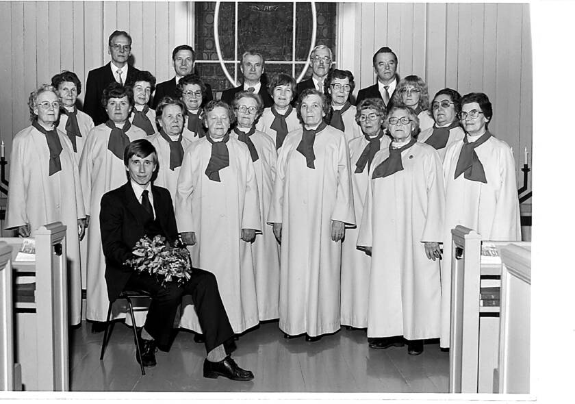 Kuva Karkkilan kirkkokuorosta vuonna 1984 kanttori Timo saarion johdolla.